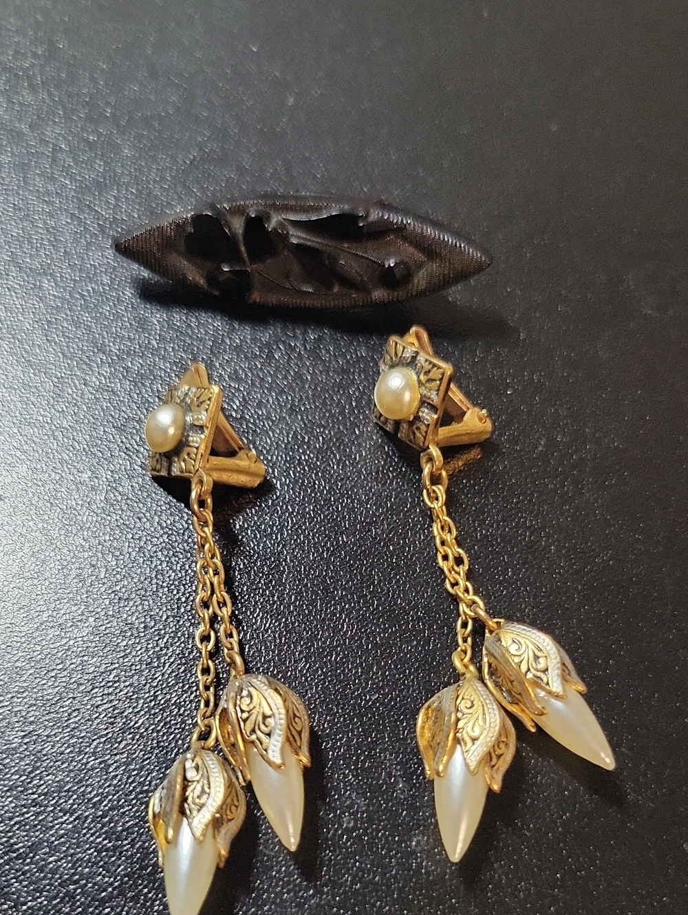 Vintage-Inspired Black Carved Brooch with Pearl Drop Earrings Set